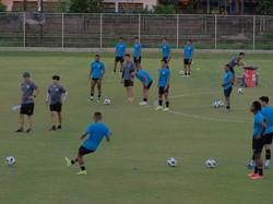 Sejumlah pesepak bola Timnas Indonesia melakukan latihan di Lapangan Gelora Samudra Kuta, Badung, Bali, Rabu (26/1/2022). Indonesia akan menghadapi Timor Leste dalam dua laga. Laga pertama digelar di Stadion Kapten I Wayan Dipta, Kamis (27/1/2022). Pertemuan berikutnya berlangsung tiga hari berselang.