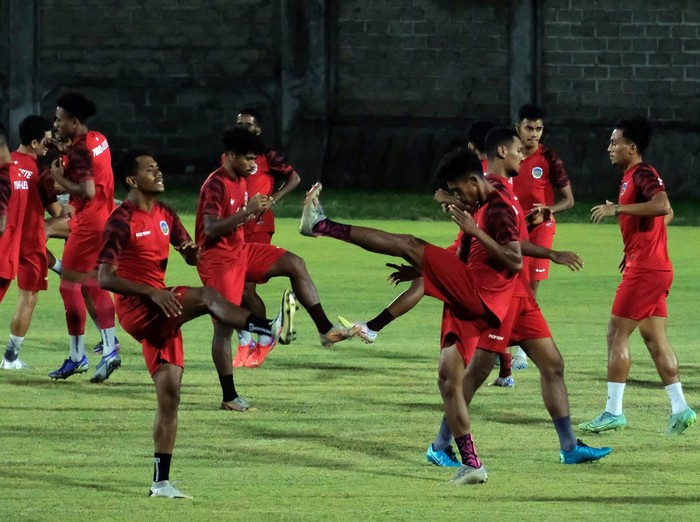 Sejumlah pesepak bola Timnas Indonesia (biru) melakukan latihan di Lapangan Gelora Samudra Kuta, Badung, Bali, Rabu (26/1/2022). Sementara, Timnas Timor Leste (merah) berlatihan di Lapangan Gelora Trisakti, Badung, Bali. Timnas Indonesia akan menghadapi Timnas Timor Leste dalam pertandingan persahabatan internasional di Stadion Kapten I Wayan Dipta, Gianyar, pada Kamis (27/1/2022).