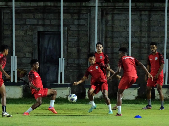 Sejumlah pesepak bola Timnas Indonesia (biru) melakukan latihan di Lapangan Gelora Samudra Kuta, Badung, Bali, Rabu (26/1/2022). Sementara, Timnas Timor Leste (merah) berlatihan di Lapangan Gelora Trisakti, Badung, Bali. Timnas Indonesia akan menghadapi Timnas Timor Leste dalam pertandingan persahabatan internasional di Stadion Kapten I Wayan Dipta, Gianyar, pada Kamis (27/1/2022).