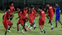 Sejumlah pesepak bola Timnas Timor Leste berlatihan di Lapangan Gelora Trisakti, Badung, Bali, Rabu (26/1/2022). Pada pertemuan pertama, Indonesia menang 6-0 atas tim dari Bumi Lorosae. Pertandingan itu berlangsung di Palembang pada November 2010.
