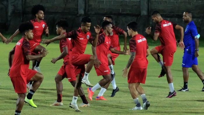 Sejumlah pesepak bola Timnas Indonesia (biru) melakukan latihan di Lapangan Gelora Samudra Kuta, Badung, Bali, Rabu (26/1/2022). Sementara, Timnas Timor Leste (merah) berlatihan di Lapangan Gelora Trisakti, Badung, Bali. Timnas Indonesia akan menghadapi Timnas Timor Leste dalam pertandingan persahabatan internasional di Stadion Kapten I Wayan Dipta, Gianyar, pada Kamis (27/1/2022).