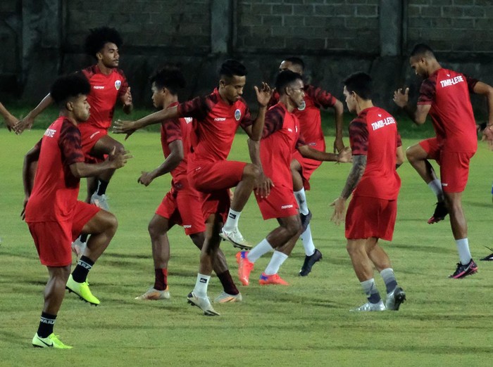 Sejumlah pesepak bola Timnas Indonesia (biru) melakukan latihan di Lapangan Gelora Samudra Kuta, Badung, Bali, Rabu (26/1/2022). Sementara, Timnas Timor Leste (merah) berlatihan di Lapangan Gelora Trisakti, Badung, Bali. Timnas Indonesia akan menghadapi Timnas Timor Leste dalam pertandingan persahabatan internasional di Stadion Kapten I Wayan Dipta, Gianyar, pada Kamis (27/1/2022).