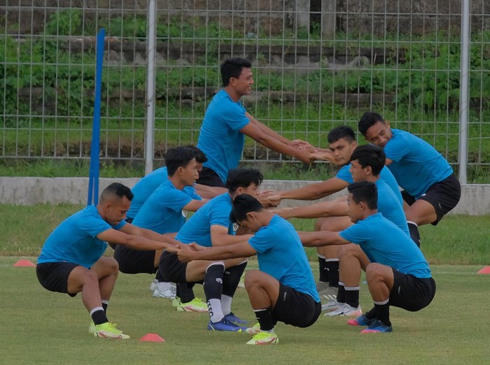 Sejumlah pesepak bola Timnas Indonesia (biru) melakukan latihan di Lapangan Gelora Samudra Kuta, Badung, Bali, Rabu (26/1/2022). Sementara, Timnas Timor Leste (merah) berlatihan di Lapangan Gelora Trisakti, Badung, Bali. Timnas Indonesia akan menghadapi Timnas Timor Leste dalam pertandingan persahabatan internasional di Stadion Kapten I Wayan Dipta, Gianyar, pada Kamis (27/1/2022).