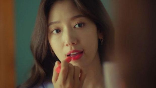 Ilustrasi perempuan memakai lipstik