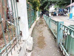 Viral Akses ke Stasiun Sawah Besar Rusak, KAI Klaim Bukan Jalur Pejalan Kaki