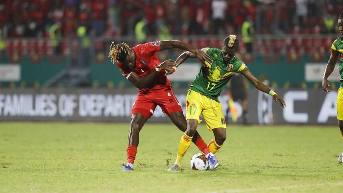 Malis, Falaye Sacko right, is challenged by Equatorial Guineas Federico Nchama, during the African Cup of Nations 2022 round of 16 match between Mali and Equatorial Guinea at Omnisport Stadium, Limbe, Cameroon, Wednesday, Jan. 26, 2022. (AP Photo/Sunday Alamba)