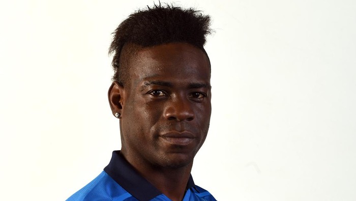 Mario Balotelli FLORENCE, ITALY - JANUARY 26: Mario Balotelli of Italy poses during an official portrait session after a Italy training session at Centro Tecnico Federale di Coverciano on January 26, 2022 in Florence, Italy. (Photo by Claudio Villa/Getty Images)