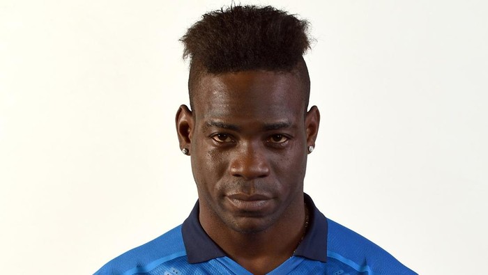 FLORENCE, ITALY - JANUARY 26: Mario Balotelli of Italy poses during an official portrait session after a Italy training session at Centro Tecnico Federale di Coverciano on January 26, 2022 in Florence, Italy. (Photo by Claudio Villa/Getty Images)