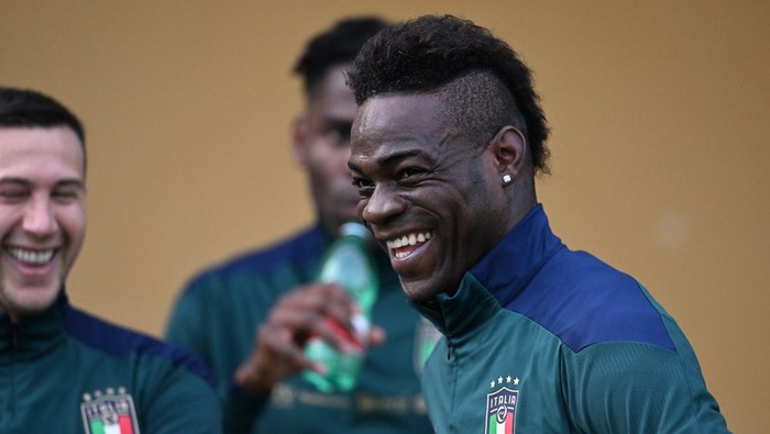 FLORENCE, ITALY - JANUARY 26: Mario Balotelli of Italy in action during a Italy training session at Centro Tecnico Federale di Coverciano on January 26, 2022 in Florence, Italy. (Photo by Claudio Villa/Getty Images)