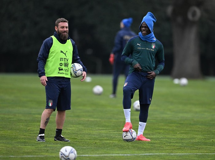 FLORENCE, ITALY - JANUARY 26: Assistant coach Italy Daniele De Rossi and Mario Balotelli of Italy in action during a Italy training session at Centro Tecnico Federale di Coverciano on January 26, 2022 in Florence, Italy. (Photo by Claudio Villa/Getty Images)