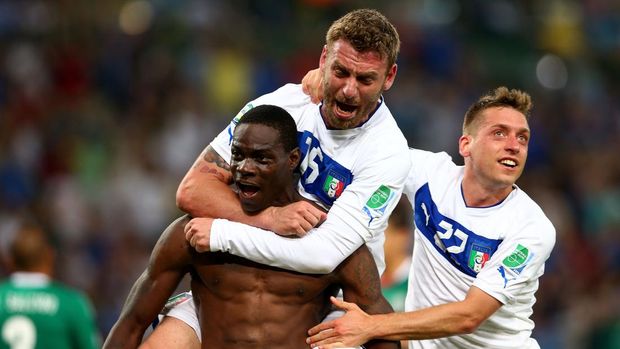 RIO DE JANEIRO, BRAZIL - JUNE 16:  Mario Balotelli of Italy (l) celebrates scoring his team's second goal with team-mates Daniele De Rossi and Emanuele Giaccherini (r) during the FIFA Confederations Cup Brazil 2013 Group A match between Mexico and Italy at the Maracana Stadium on June 16, 2013 in Rio de Janeiro, Brazil.  (Photo by Ronald Martinez/Getty Images)