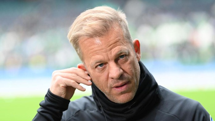 BREMEN, GERMANY - OCTOBER 30: Markus Anfang, hea coach of Bremen looks on prior to the Second Bundesliga match between SV Werder Bremen and FC St. Pauli at Wohninvest Weserstadion on October 30, 2021 in Bremen, Germany. (Photo by Stuart Franklin/Getty Images)
