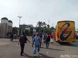 Usai Ditemui Anggota DPD, Massa Aliansi Sunda Demo di Gedung DPR Bubar