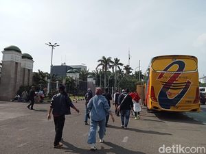 Usai Ditemui Anggota DPD, Massa Aliansi Sunda Demo di Gedung DPR Bubar Usai Ditemui Anggota DPD, Massa Aliansi Sunda Demo di Gedung DPR Bubar