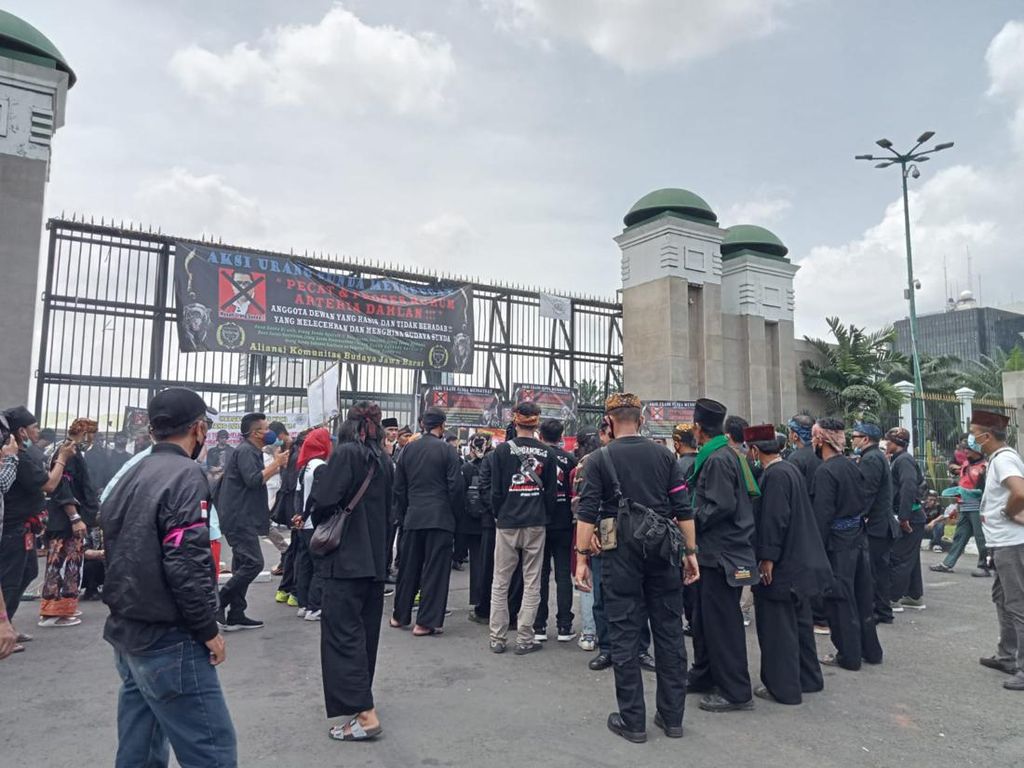 Masyarakat Sunda Demo di Depan Gedung DPR, Minta Arteria Dahlan Dipecat