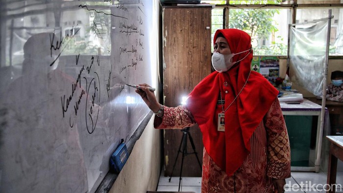 Sejumlah siswa-siswi mengikuti pembelajaran tatap muka 100 persen di kawasan SDN Rorotan 02 Pagi, Rorotan, Jakarta Utara, Kamis (27/1). Pembelajaran tatap muka ini berlangsung di tengah melonjaknya kasus Omicron.