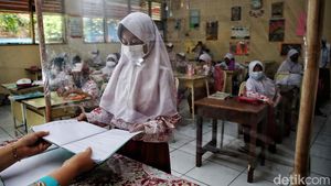 Ironi, Omicron Melonjak Namun Sekolah Tatap Muka Masih 100 Persen