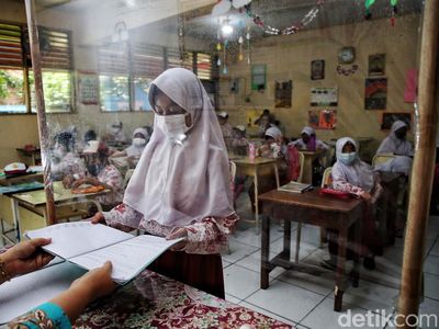 Ironi, Omicron Melonjak Namun Sekolah Tatap Muka Masih 100 Persen