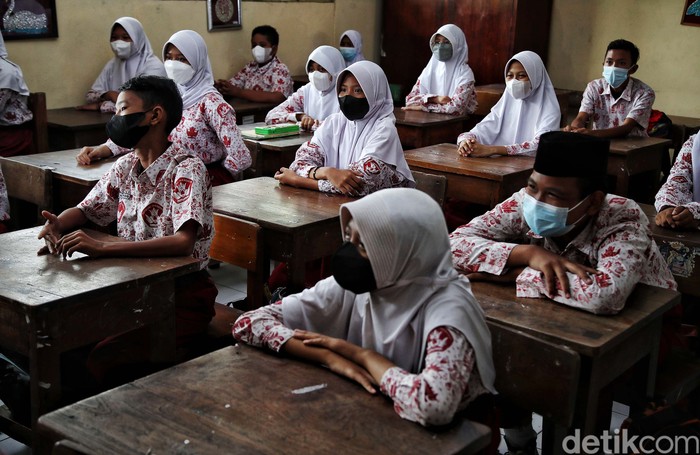 Sejumlah siswa-siswi mengikuti pembelajaran tatap muka 100 persen di kawasan SDN Rorotan 02 Pagi, Rorotan, Jakarta Utara, Kamis (27/1). Pembelajaran tatap muka ini berlangsung di tengah melonjaknya kasus Omicron.