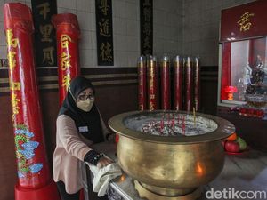 Potret Indahnya Toleransi saat Warga Bantu Bersihkan Klenteng di Jogja