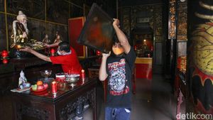 Gotong Royong Bersihkan Klenteng Fuk Ling Miau Yogya Sambut Imlek