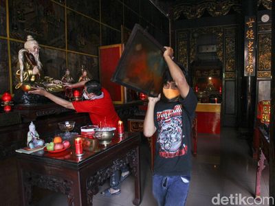 Gotong Royong Bersihkan Klenteng Fuk Ling Miau Yogya Sambut Imlek