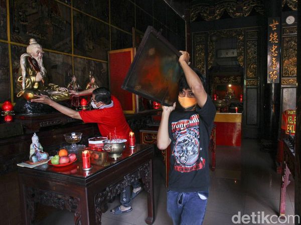 Gotong Royong Bersihkan Klenteng Fuk Ling Miau Yogya Sambut Imlek