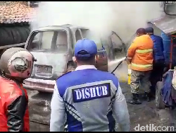 Sebuah Mobil di Lumajang Terbakar Saat Sedang Diservis