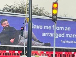 Tak Mau Dijodohkan, Pria Ini Jadi Viral Karena Pasang Billboard Cari Istri