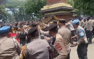 DPRD Jabar Minta Izin GMBI Dikaji Ulang Usai Ricuh di Polda DPRD Jabar Minta Izin GMBI Dikaji Ulang Usai Ricuh di Polda