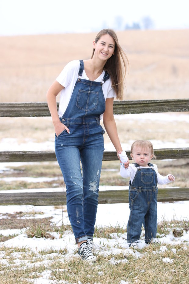 overalls/Foto : fortheloveofglitter.com/Amanda Kruse gaya vintage mengenakan classic overalls untuk ibu dan anak