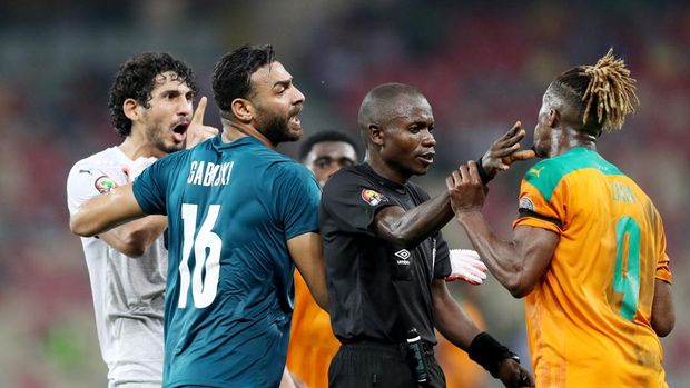 Soccer Football - Africa Cup of Nations - Round of 16 -  Ivory Coast v Egypt - Douala Stadium, Douala, Cameroon - January 26, 2022 Players clash during the match REUTERS/Mohamed Abd El Ghany
