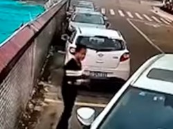 Lihat Cara Pria Ini Parkir Mobil Bikin Merinding, Ditarik Menggunakan Tangan!