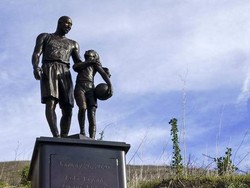 Peringati 2 Tahun Kepergiannya, Patung Kobe Bryant Berdiri di TKP Kecelakaan