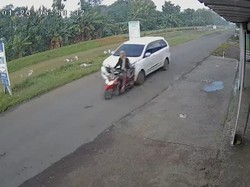 Ngeri! Pemotor Wanita Terpental Ditabrak Mobil di Indramayu