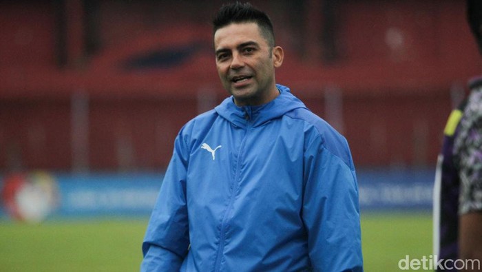 Dalam laga Liga 1 2021 pekan ke-21, Persik Kediri akan melawan Bhayangkara FC yang saat ini bertengger di puncak klasemen sementara. Meski demikian, Persik mengaku memiliki peluang yang sama untuk menang.