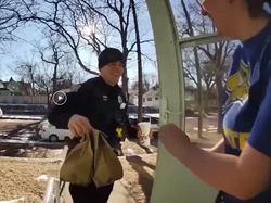 Makanannya Diantar oleh Polisi, Wanita Ini Kaget Usai Tahu Alasannya