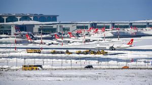Tumpukan Salju Bikin Bandara Istanbul Terganggu
