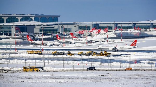 Tumpukan Salju Bikin Bandara Istanbul Terganggu