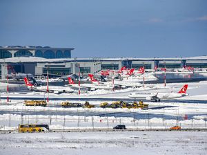 Tumpukan Salju Bikin Bandara Istanbul Terganggu