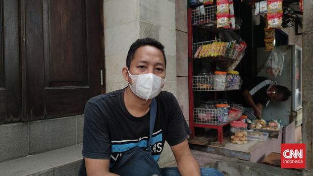 Ahmad (34), pemilik toko di kawasan Cempaka Putih, Jakarta Pusat.