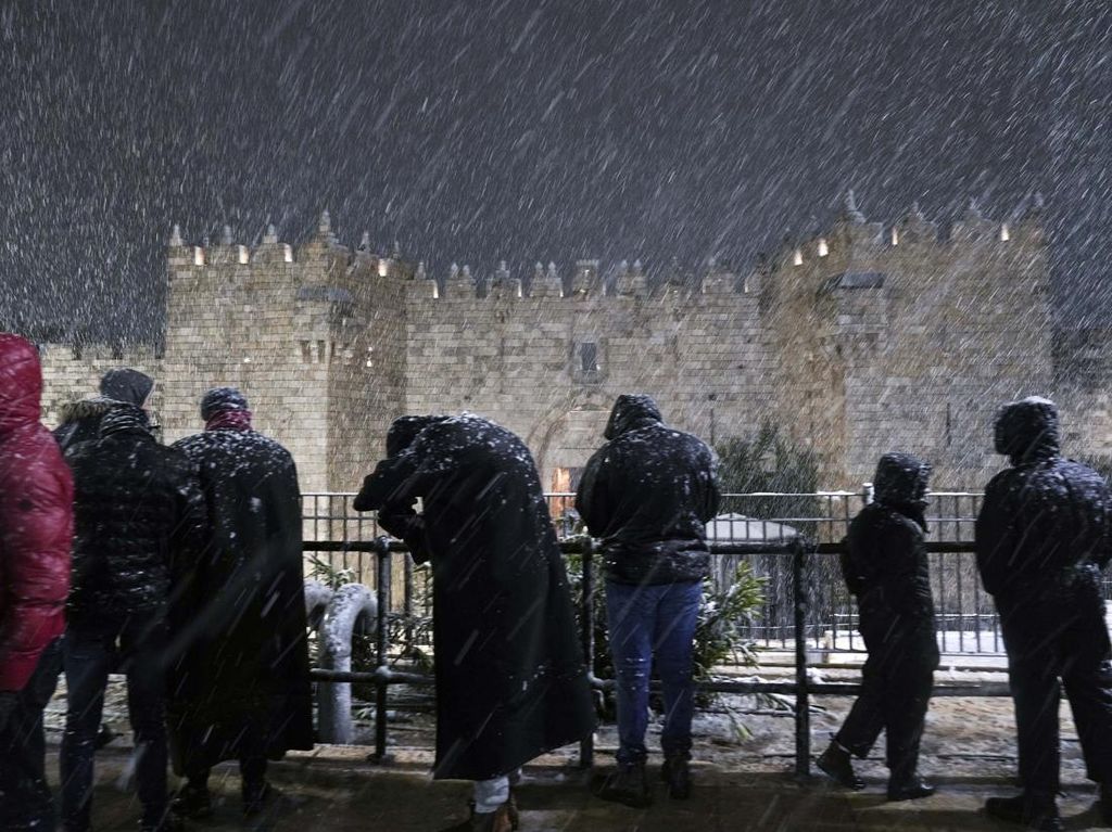 Pemandangan Kompleks Al Aqsa Memutih Kala Diselimuti Salju