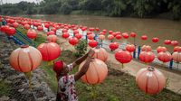 Sambut Imlek, Lampion Hiasi Tepi Sungai Bengawan Solo