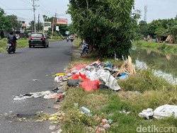 Dear Gus Muhdlor, Bantaran Sungai Sidokepung Kotor Penuh Tumpukan Sampah