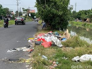 Dear Gus Muhdlor, Bantaran Sungai Sidokepung Kotor Penuh Tumpukan Sampah Dear Gus Muhdlor, Bantaran Sungai Sidokepung Kotor Penuh Tumpukan Sampah
