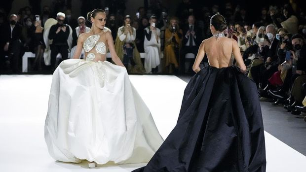 Models wear creations for the Stephane Rolland Spring-Summer 2022 Haute Couture fashion collection collection, in Paris, Tuesday, Jan. 25, 2022. (AP Photo/Francois Mori)