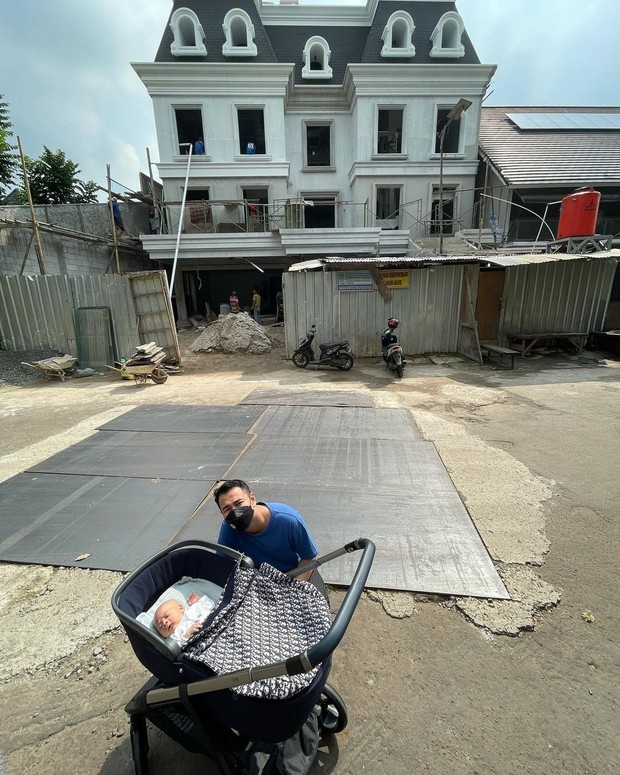 Stroller anak sultan Rayyanza Malik Ahmad Harganya fantastis. Dapat digunakan untuk membeli satu buah mobil sederhana.