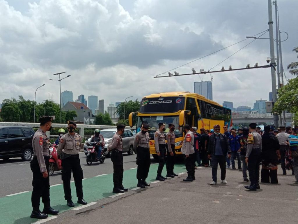 Demo Masyarakat Sunda Akan Dimulai, Polisi Bersiaga di Gedung DPR RI