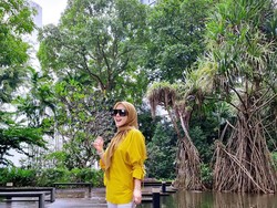 Gaya Nyentrik Syahrini Pakai Sepatu Beda Sebelah, Harganya Ternyata Jutaan