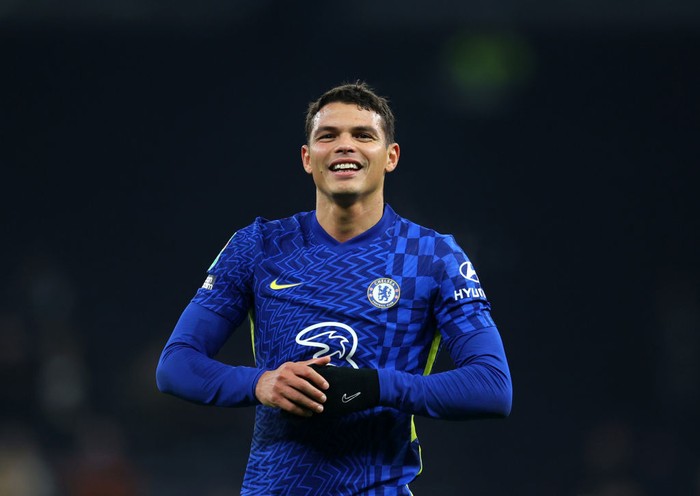LONDON, ENGLAND - JANUARY 12:  Thiago Silva of Chelsea acknowledges the fans after the Carabao Cup Semi Final Second Leg match between Tottenham Hotspur and Chelsea at Tottenham Hotspur Stadium on January 12, 2022 in London, England. (Photo by Catherine Ivill/Getty Images)